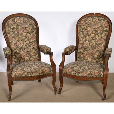 PAIRE DE FAUTEUILS VOLTAIRE en bois naturel à haut dossier.