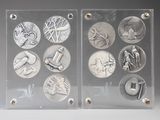 de nombreuses médailles d'argent exposées dans une vitrine