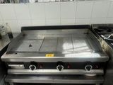 une photo d'un barbecue à gaz de type professionnel dans une cuisine
