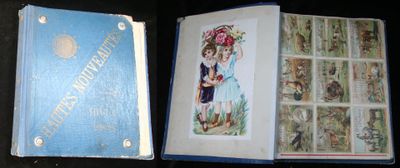 deux livres illustrés représentant des enfants, posés sur une table