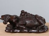 une statue représentant un éléphant et un éléphanteau posée sur une table