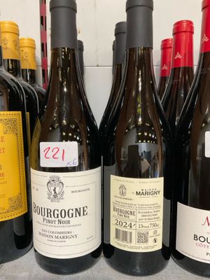 plusieurs bouteilles de vin sont alignées sur un comptoir