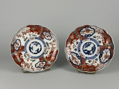 Suite de deux assiettes en porcelaine imari à décor en réser…