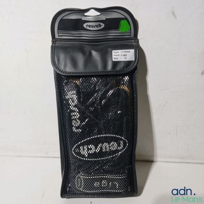 une photo d'un sac en filet noir contenant des ciseaux