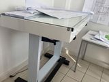 un bureau blanc avec un ordinateur dans une pièce