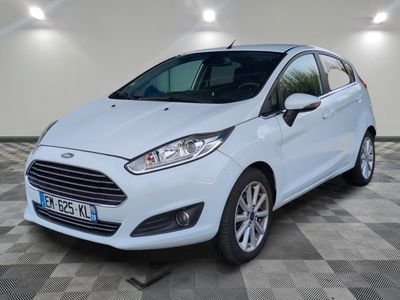 la ford fiesta blanche est garée dans une pièce au sol à carreaux