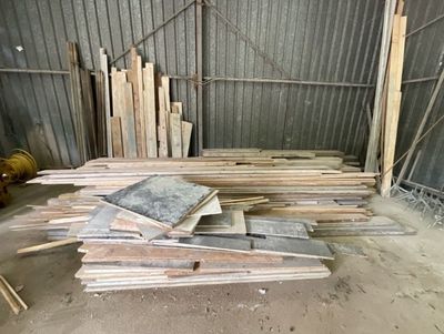 de nombreuses pièces de bois empilées dans un entrepôt