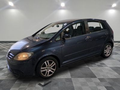 la photo d'une voiture bleue garée dans un garage