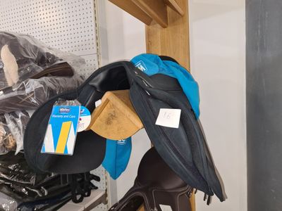 une selle de cheval exposée dans un magasin