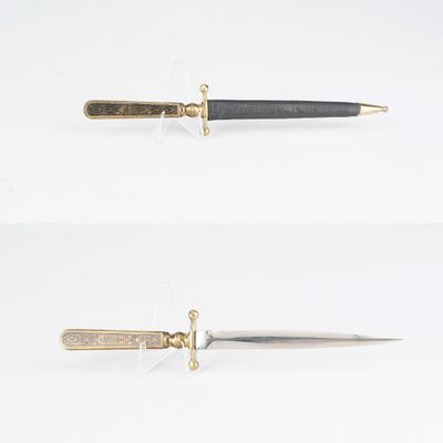 trois vues différentes d'un couteau avec un manche doré et un manche noir