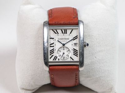 gros plan d'une montre-bracelet avec des chiffres romains