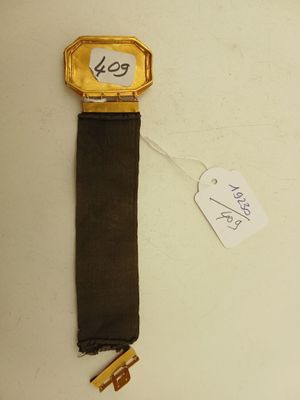 une photo d'une montre sur laquelle est accrochée une étiquette