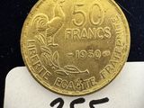 un gros plan d'une pièce d'or posée sur une carte blanche