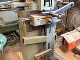 une machine placée au milieu d'une pièce