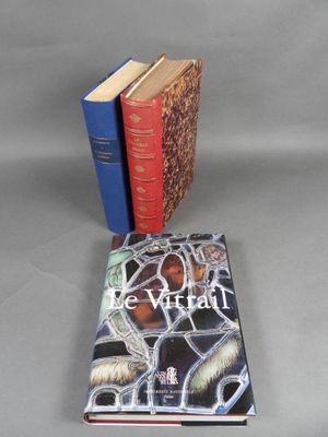 deux livres posés l'un à côté de l'autre sur une surface grise