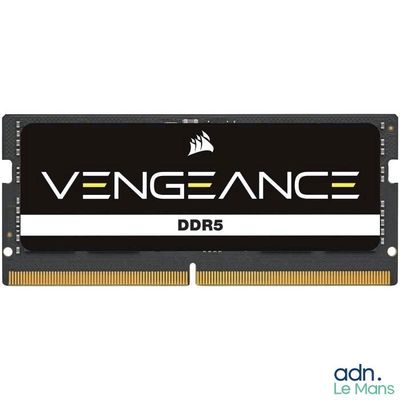 un gros plan d'un module de mémoire sur fond blanc