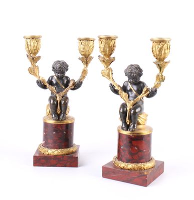 paire de bougeoirs en bronze et marbre rouge ornés de chérubins