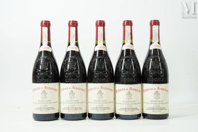 six bouteilles de vin sont alignées sur une surface blanche