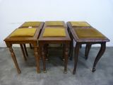 trois petites tables sur lesquelles sont posés des coussins jaunes, dans une pièce