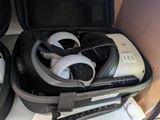 une valise remplie d'écouteurs et d'une télécommande