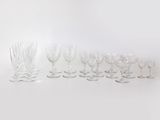 beaucoup de verres à vin vides sur une table blanche