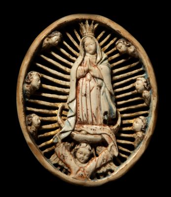 une image représentant une statue de la Vierge de Guadalupe entourée de crânes
