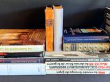 plusieurs livres empilés sur une table