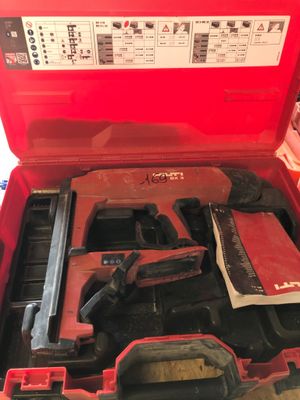 une boîte à outils rouge avec des outils sur une table