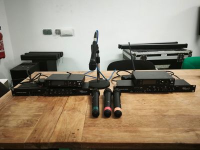 deux microphones posés sur une table en bois