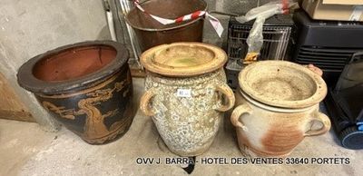 de nombreux vases posés par terre