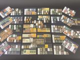 de nombreux types de timbres sur la table