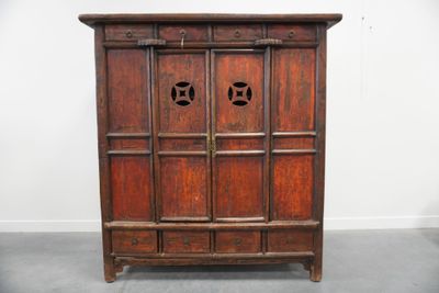 Meuble chinois ouvrant à deux vantaux et huit tiroirs.