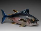un poisson posé sur une table