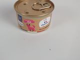 une boîte de nourriture pour chat posée sur une table