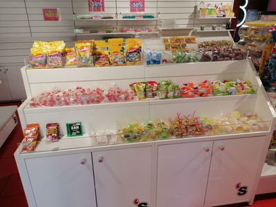 un présentoir de bonbons dans un magasin regorgeant de bonbons