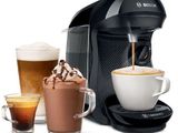 une cafetière et deux tasses de café placées l'une à côté de l'autre