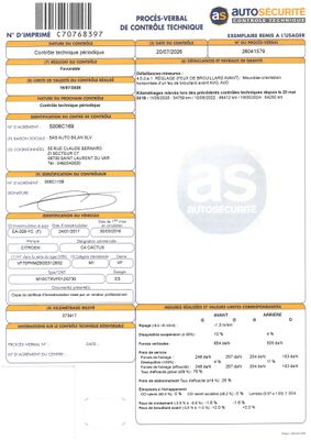 un gros plan d'un document sur lequel figure la photo d'une voiture