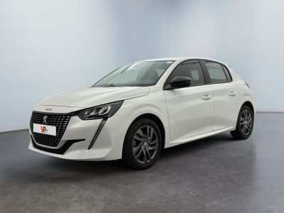 Une voiture blanche est garée dans une pièce au sol gris.