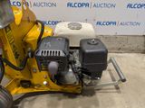 a small machine that is sitting on the ground