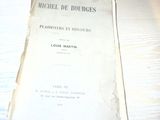un livre posé sur une table dans une pièce