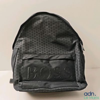 l'arrière d'un sac à dos noir orné d'un logo