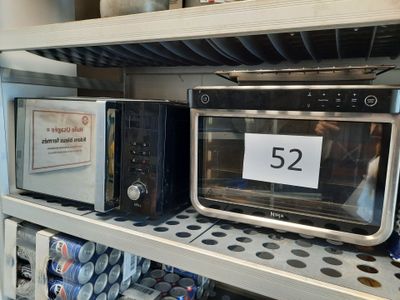 un micro-ondes et un grille-pain posés sur une étagère dans un magasin