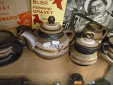 de nombreux modèles de théières exposés dans une vitrine