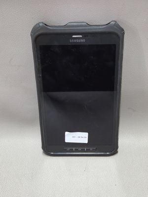 un gros plan d'un téléphone portable posé sur une table