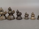 tout un tas de petites figurines en métal posées sur une table