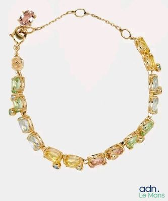 bracelet plaqué or avec des pierres multicolores et une chaîne en or