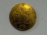 une pièce d'or sur laquelle figure l'image d'un homme