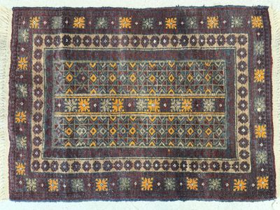 gros plan d'un tapis sur une surface blanche