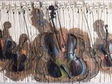 un tableau représentant un violon accroché au mur