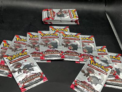 Plusieurs cartes Pokémon sont empilées les unes sur les autres sur une table.